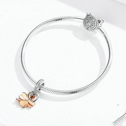 Stylish bracelet with gold four leaf clover charm